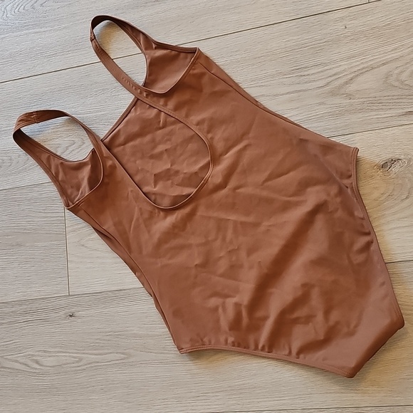 Babaton Square Neckline Bodysuit, Small - Picture 6 of 13